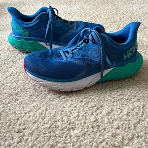 Hoka Arahi 5 sneaker